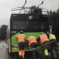 Užfiksavo „ekologiškiausią“ troleibusą Kaune: į pagalbą kibo gatvę remontavę kelininkai