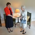 Karalienė Elizabeth II Šiaurės Airijoje juokavo esanti „vis dar gyva“