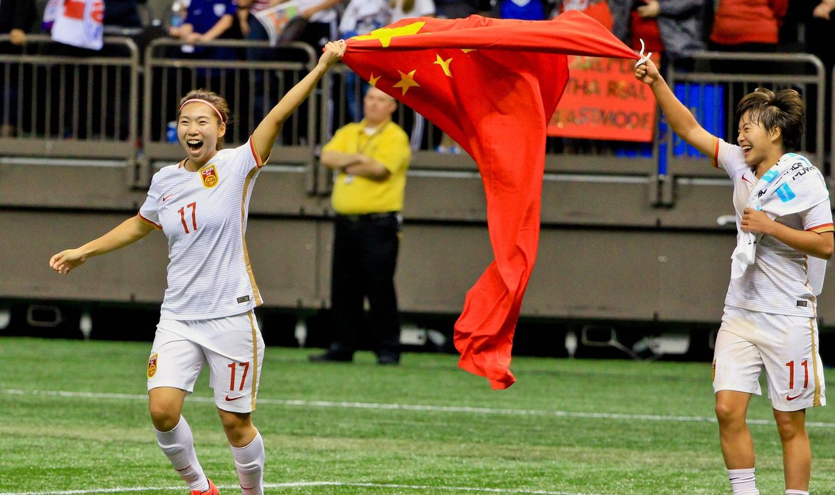 Kinijos futbolininkės džiaugiasi pergale