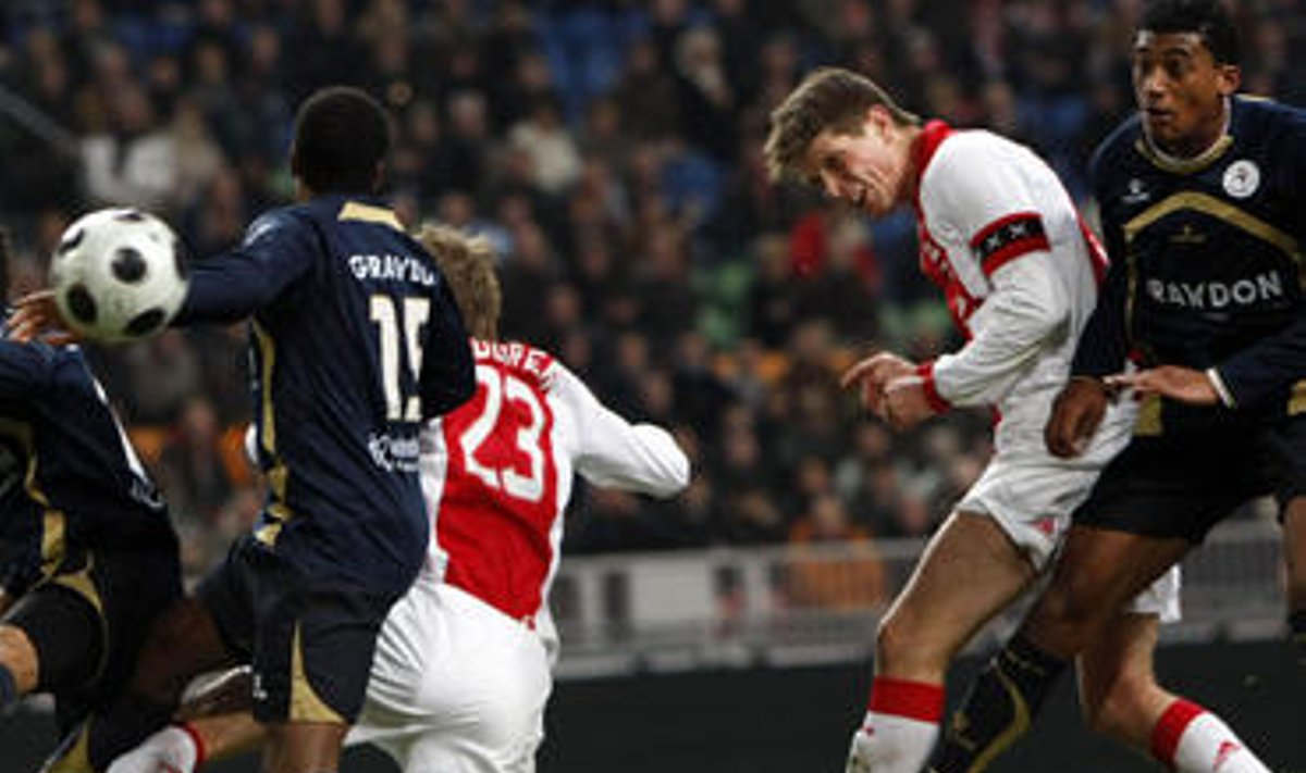 Klaas Jan Huntelaar ("Ajax", antras iš dešinės) muša įvartį