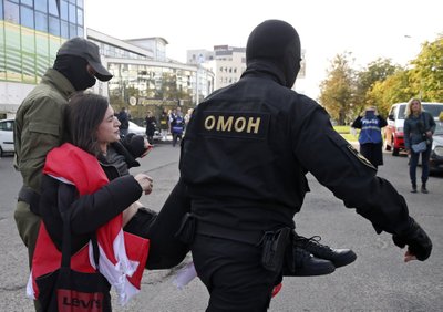 OMON pareigūnai sulaiko protestuotoją