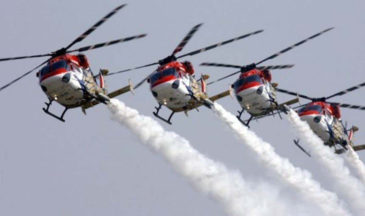 Indijos karinių oro pajėgų sraigtasparniai demonstruoja oro akrobatiką.