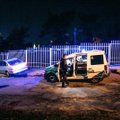 Vėlų šeštadienio vakarą VW Vilniuje įlėkė į geležinkelio tvorą – visi girti ir neprisipažįsta, kas vairavo