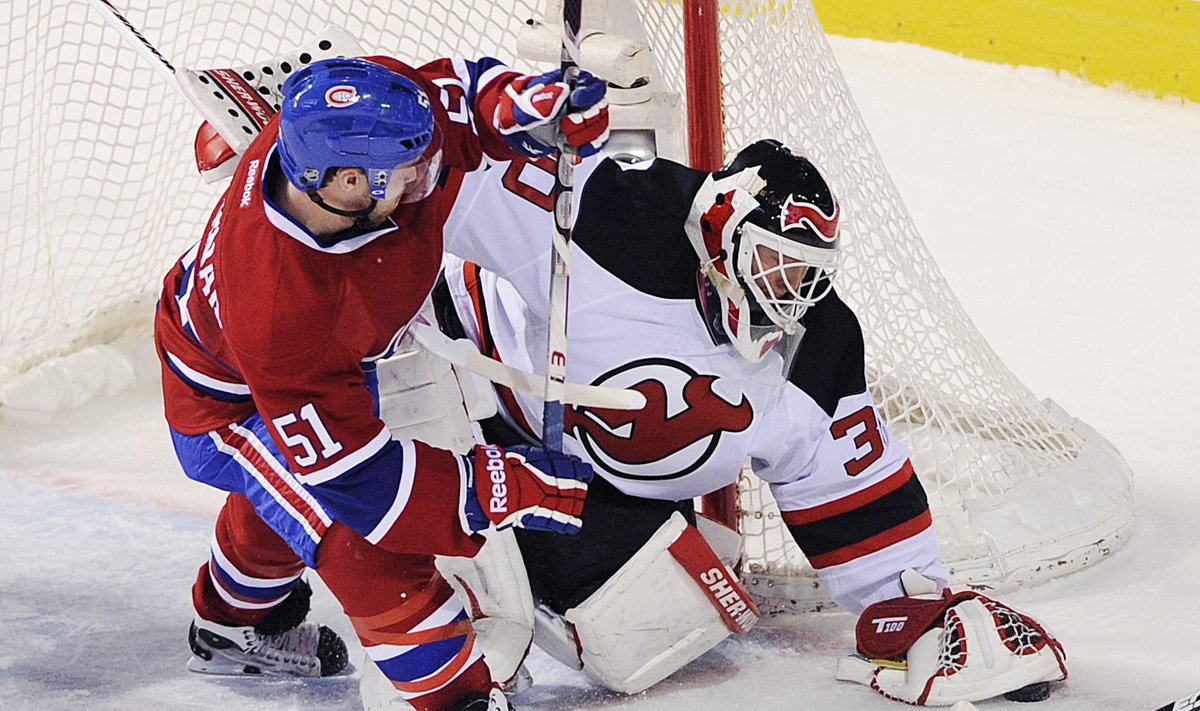 Davidas Desharnais ("Canadiens") atakuoja Martino Brodeur ("Devils") vartus
