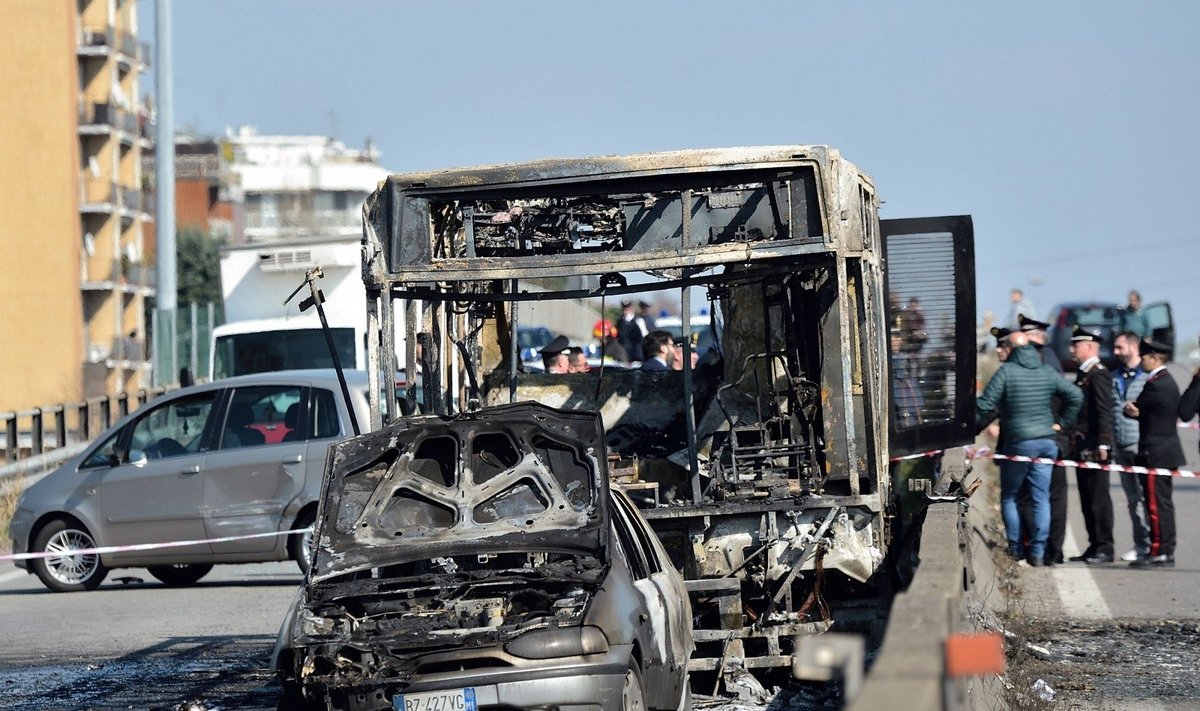 Vairuotojas 51 vaiką paėmė įkaitais, apipylė autobusą benzinu ir jį padegė