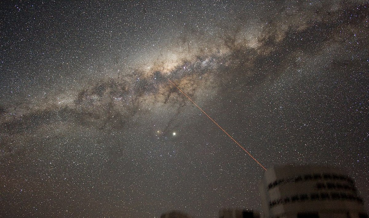 Paukščių tako galaktikos centre gali būti net dvi juodosios skylės. NASA/ESO/Wikipedia/Shutterstock nuotr.