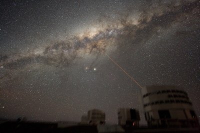 Paukščių tako galaktikos cenre gali būti net dvi juodosios skylės. NASA/ESO/Wikipedia/Shutterstock nuotr.
