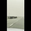 Nebraskoje smarkus vėjas apvertė važiuojantį vilkiką su puspriekabe