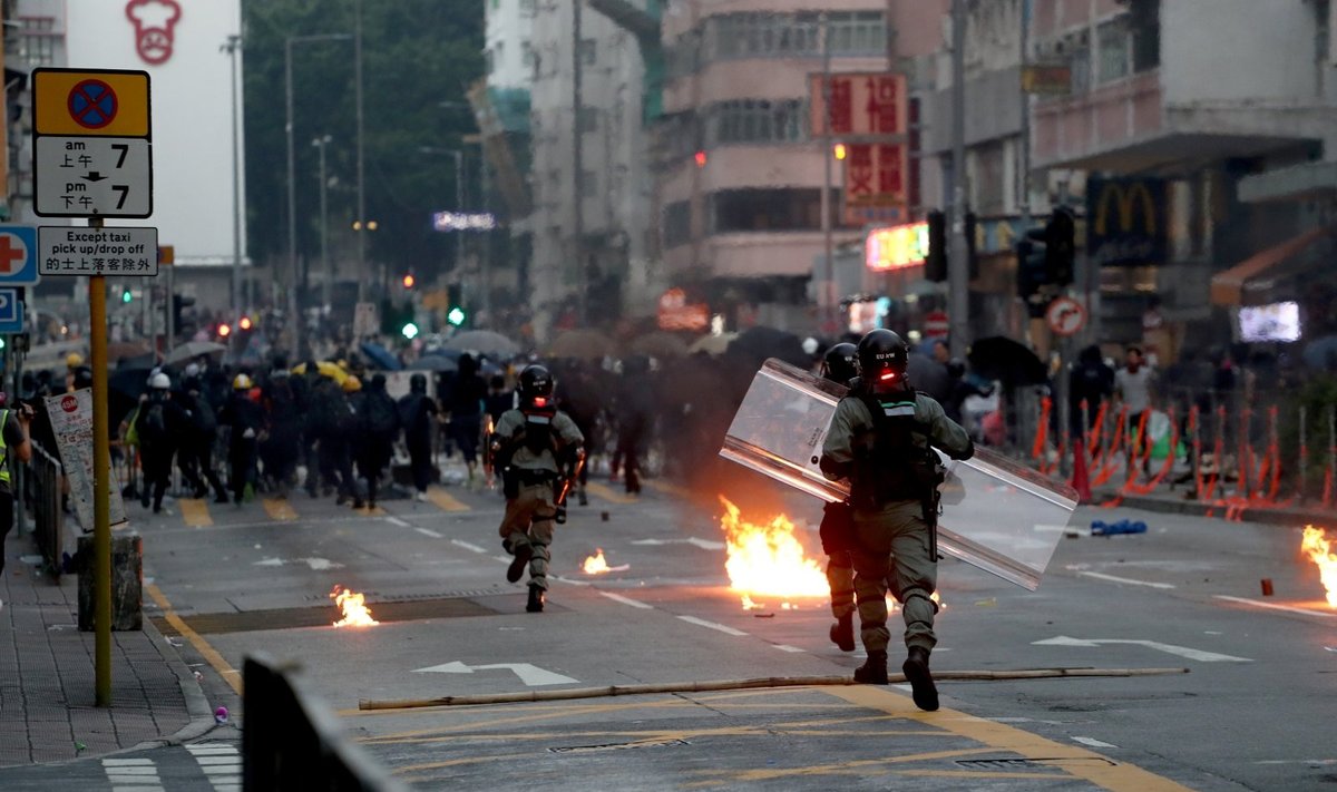 Honkongo policija vaiko protestuotojus