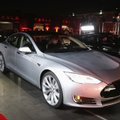 „Tesla“ siūlys itin greitą visais ratais varomą sedaną