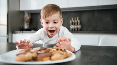 Pateikė aiškų atsakymą, kiek cukraus kasdien gali suvalgyti vaikas