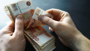 Rusijos Centrinis bankas labiau nei tikėtasi pakėlė palūkanų normas