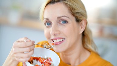 Mitybos specialistė įvardijo maisto produktus, kuriuos moterys turėtų valgyti po 40 metų, kad būtų gražios ir sveikos