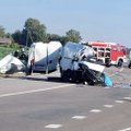 Žiauri avarija „Via Baltica“ kelyje: žuvo vyriškis, sužalota 10-metė, iš suknežinto betonvežio gelbėtojai vadavo žmogų
