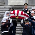 McCainą laidotuvėse pagerbė du eksprezidentai, bet Trumpas išvyko į golfo klubą