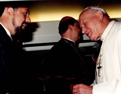 Jonas Paslauskas sveikinasi su popiežiumi