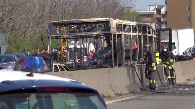 Vairuotojas 51 vaiką paėmė įkaitais, apipylė autobusą benzinu ir jį padegė