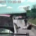 Vaizdo įraše – vairuotoja atsitrenkia į policijos automobilį ir sprunka nuo pareigūnų
