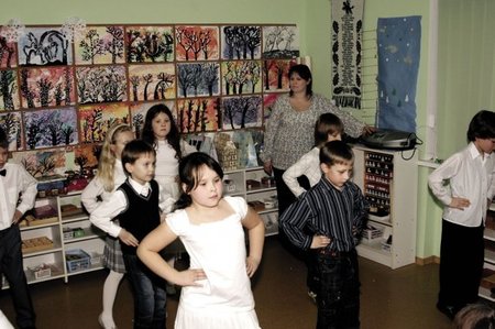 Gitana Karoblienė veda šokių pamokas Kauno Montesori pradinėje mokykloje