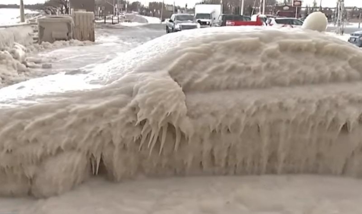 Automobilis ledo gniaužtuose