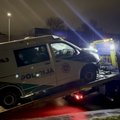 Vilniuje policijos pareigūnai pateko į avariją – susidūrė su kelių valymo mašina