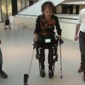 Paralyžiuota cirko artistė pradėjo vaikščioti su egzoskeletu