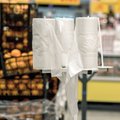 Prekybininkai sprendžia dėl plastikinių maišelių apmokestinimo: kainuotų kelis centus, gali būti su skaitmeniniais kodais