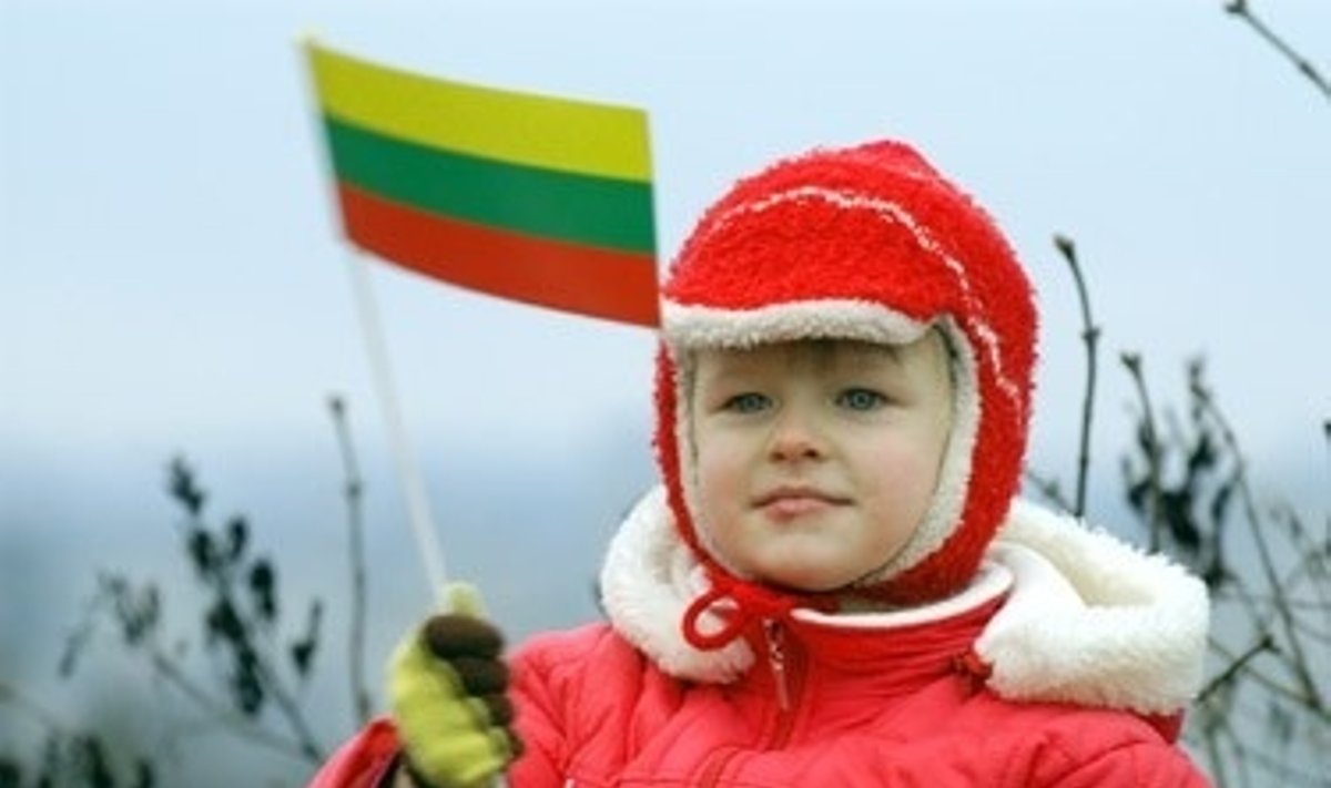 Mergaitė su Lietuvos vėliava