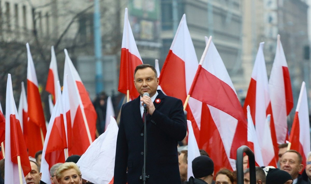 Lenkijos nepriklausomybės 100-mečio eitynėse politikai ir radikalai žygiavo drauge