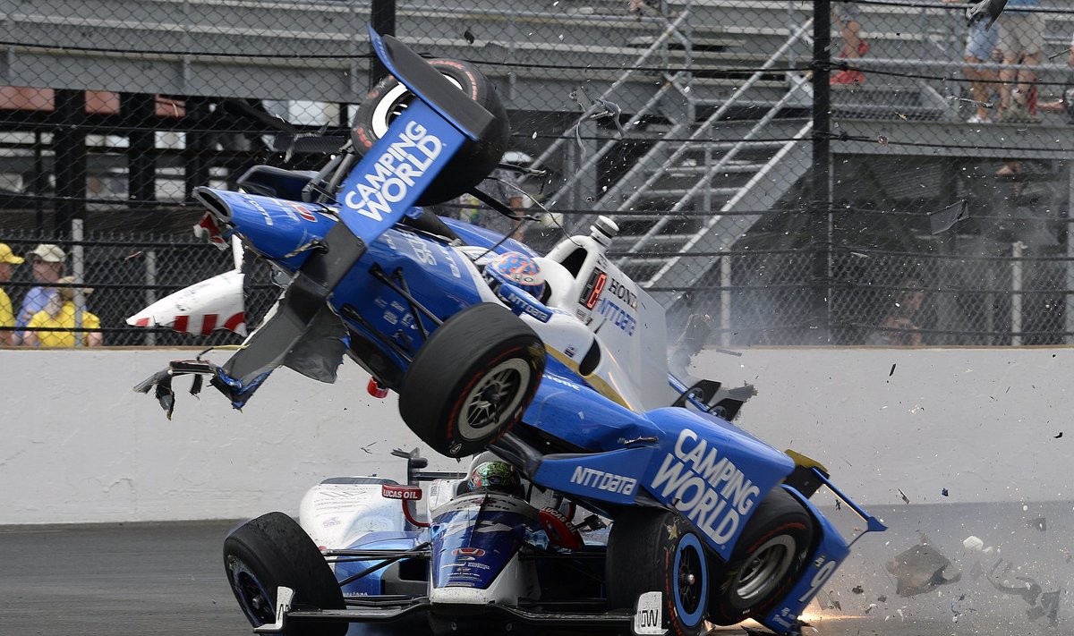 "IndyCar 500" lenktynėse – kraupi avarija