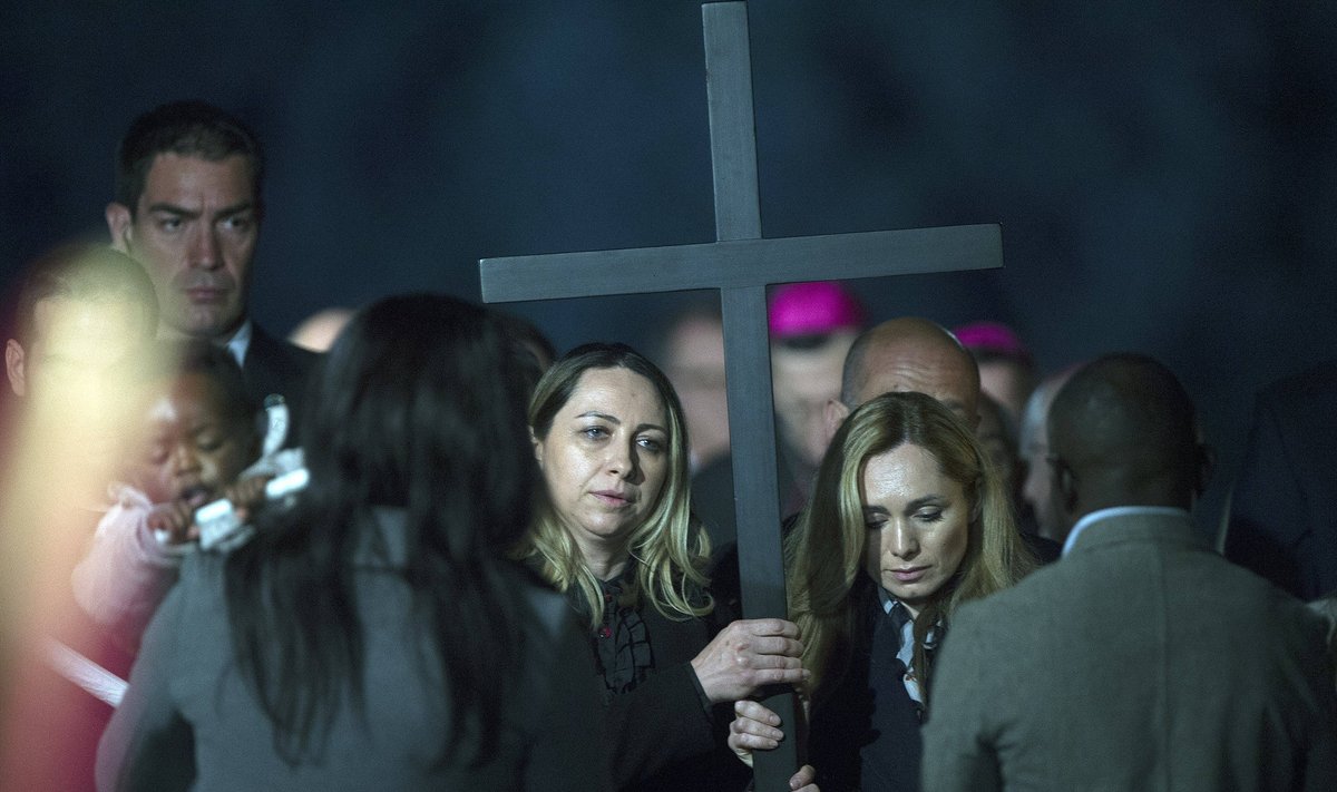 Ukrainietė ir rusė neša kryžių (Alessia Giuliani  / CPP /Ipa nuotr)