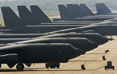 Amerikiečių ilgo nuotolio bombonešiai B-52H 
