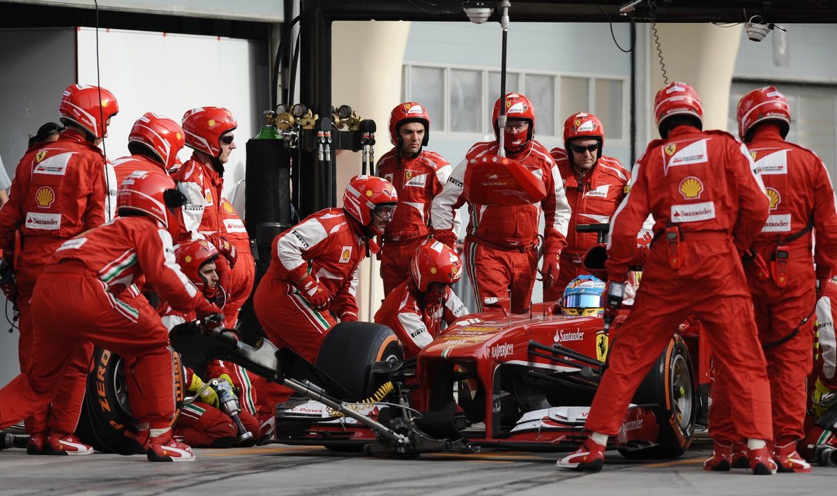 "Ferrari" komandos mechanikai prie automobilio 