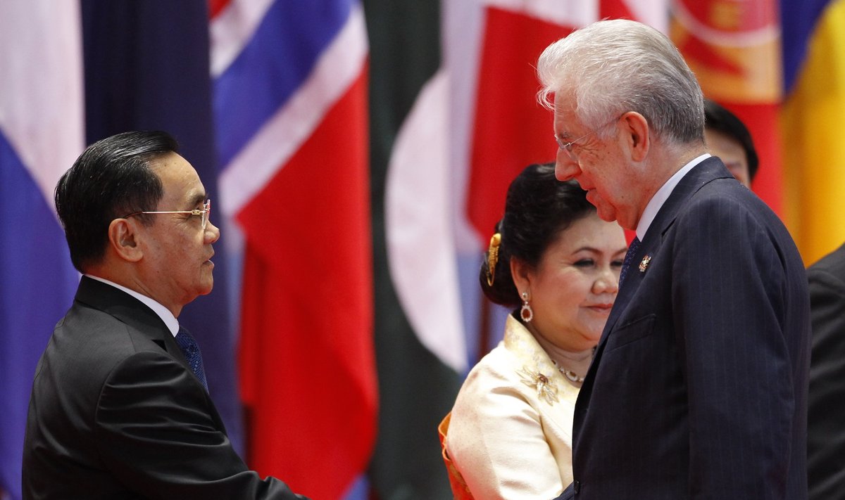 Laoso premjeras Thongsingas Thammavongas su Italijos premjeru Mario Monti 
