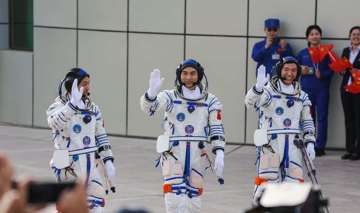 Trys kinų astronautai pakilo į Kinijos kosminę stotį „Tiangong“. EPA-ELTA nuotr.