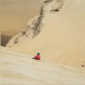 Dėl Sacharos dykumoje siaučiančios smėlio audros dulkių sniegas įgavo oranžinį atspalvį