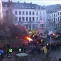 Tokių vaizdų nematėme per ūkininkų protestą Vilniuje: Briuselyje skrieja kiaušiniai ir kūrenami laužai, prancūzai gadina turtą