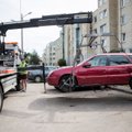 Vilniuje iš kiemų pradėti vežti apleisti automobiliai – susirūpino ir užmaršūs savininkai