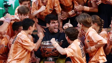 Po 4 valandų mūšio triumfavęs Alcarazas kėlė išsvajotą „Roland Garros“ titulą