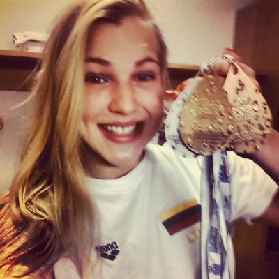 Rūta Meilutytė su 2013 metų Europos čempionato medaliais