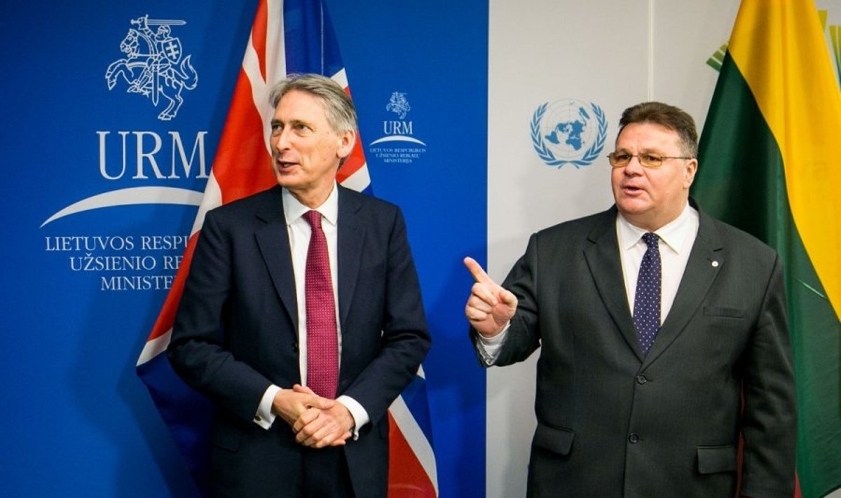 British Foreign Secretary Philip Hammond and Lithuanian Foreign Minister Linas Linkevičius