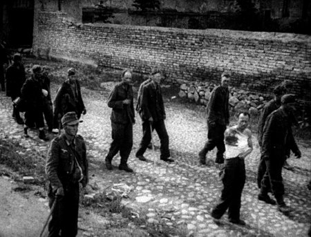 Šv. Kazimiero gatve vedami vokiečių belaisviai.Kadras iš sovietinės kino kronikos. LCVA kino dokumentų skyrius.