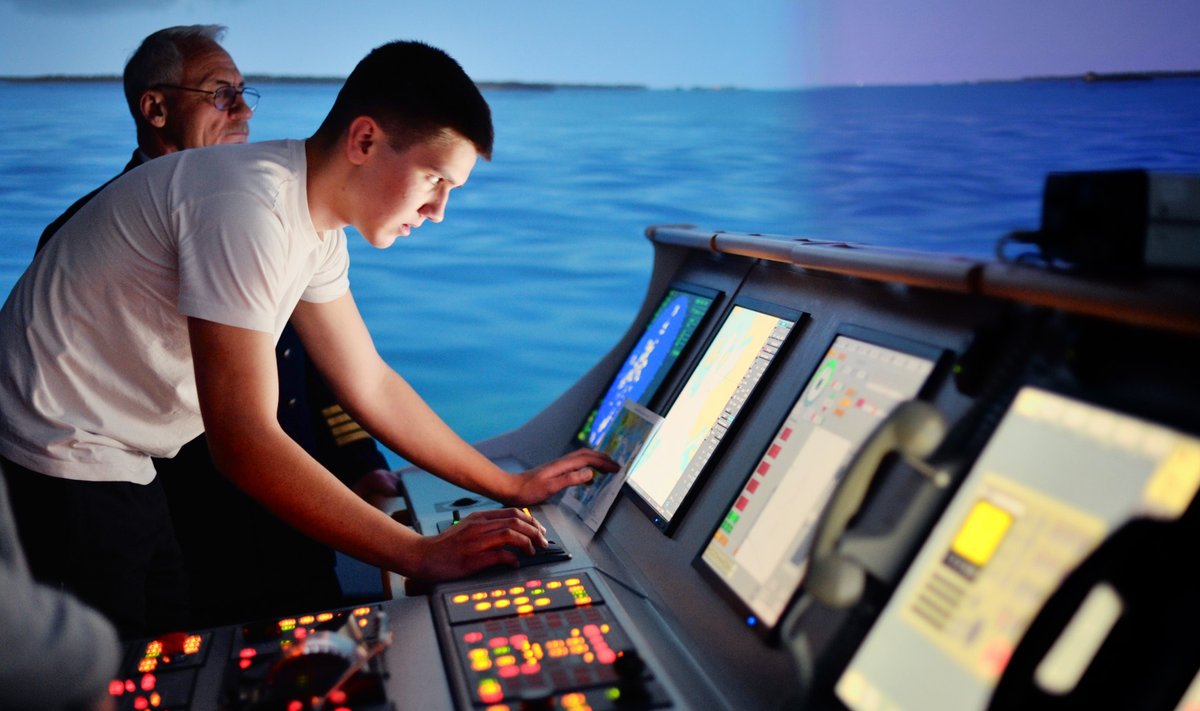 Lietuvos aukštosios jūreivystės mokyklos stendo laivo navigacinis treniruoklis simuliatorius