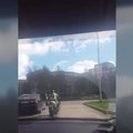 Išskirtinis filmuotas vaizdas: moterį partrenkęs motociklininkas užfiksuotas iš arti