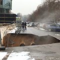 Vilniuje atsivėrė smegduobė, evakuoti „Barclays“ darbuotojai