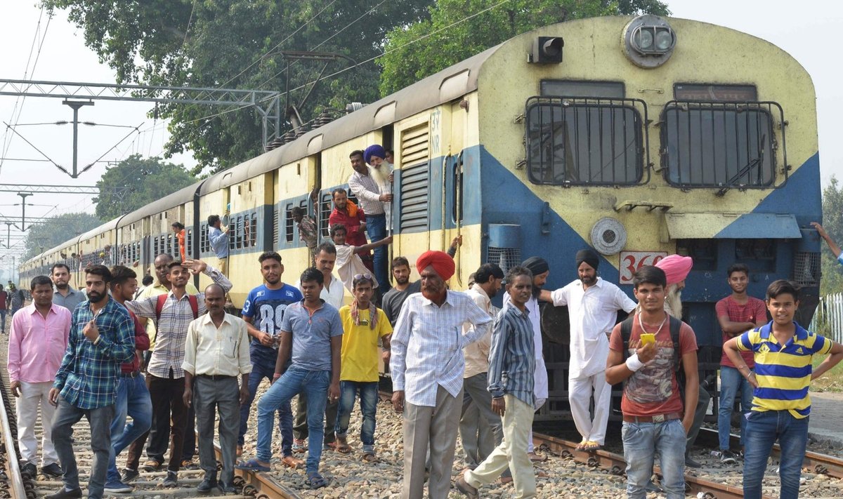 Indijos traukinyje nuo svilinančios kaitros mirė keturi keleiviai 