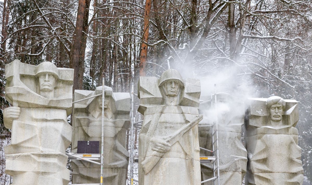 Antakalnio kapinėse prasidėjo Antrojo pasaulinio karo karius vaizduojančių stelų ardymo darbai