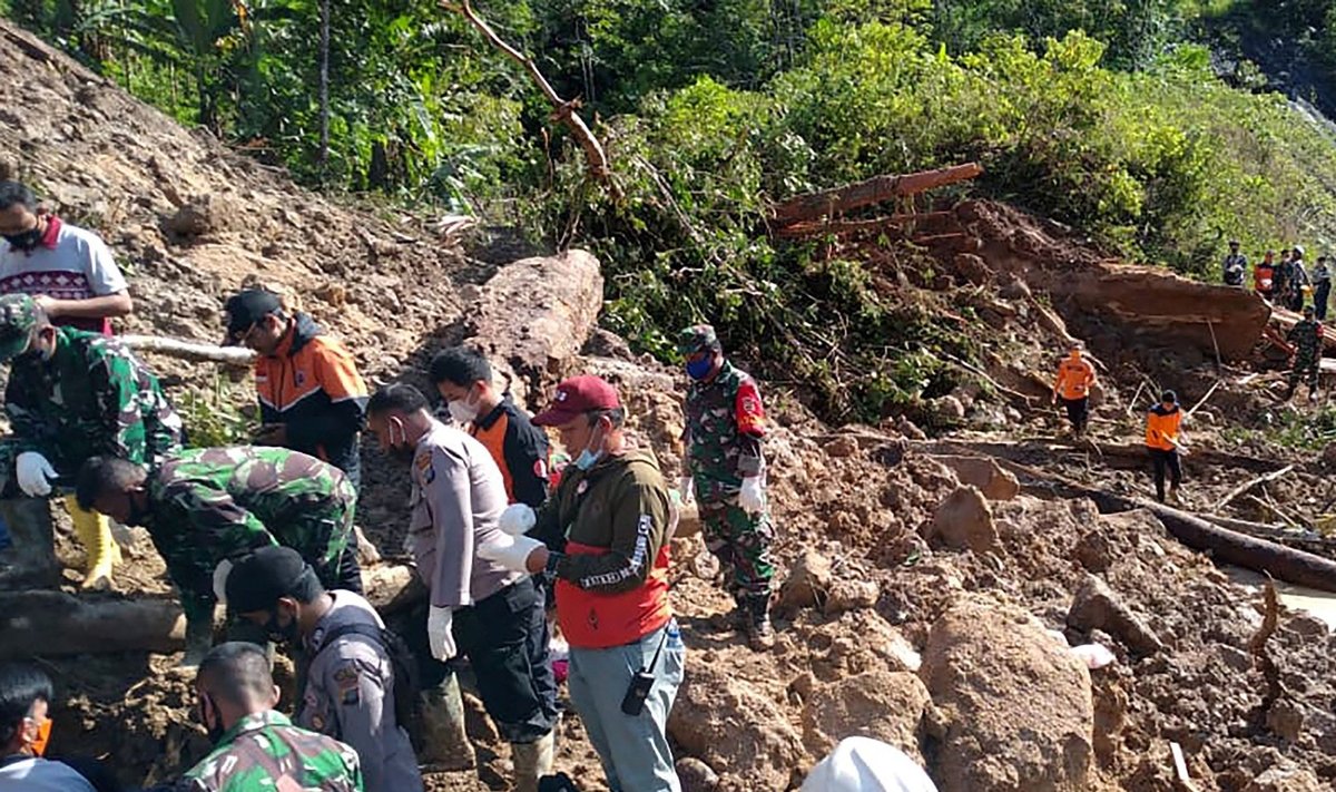Indonezijoje susidarius žemės nuošliaužai žuvo 3 žmonės, dar 9 dingo