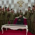Šiaurės Korėjos lyderis Kim Jong Unas karininkams padovanojo po pistoletą