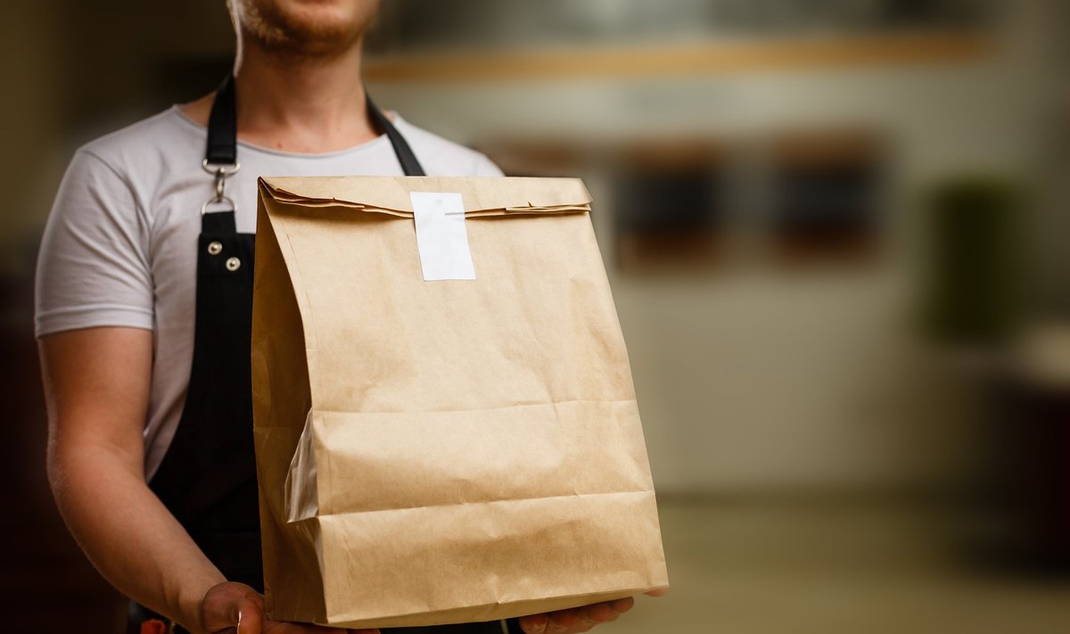 Popierinis krepšys su maistu